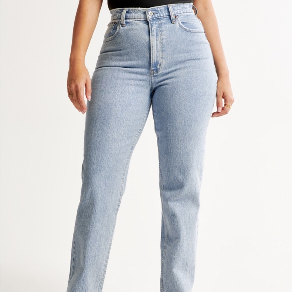 SOLD! A&F Curve Love 90s Straight Jean